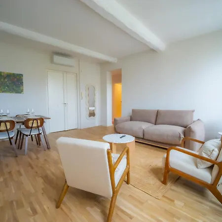Apartment #201-heart Of Vieil - Place Nationale-high-end Newly Renovated & Furnished *