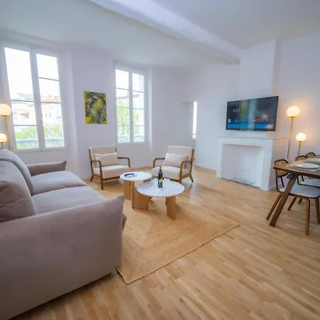 #201-heart Of Vieil - Place Nationale-high-end Newly Renovated & Furnished *