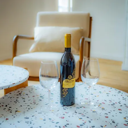 #201-heart Of Vieil - Place Nationale-high-end Newly Renovated & Furnished Апартаменти *