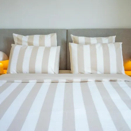 #201-heart Of Vieil - Place Nationale-high-end Newly Renovated & Furnished Апартаменти *