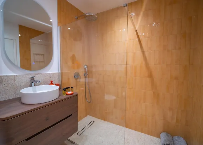 #201-heart Of Vieil - Place Nationale-high-end Newly Renovated & Furnished Апартаменти