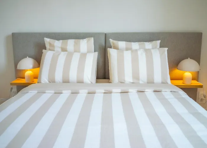 #201-heart Of Vieil - Place Nationale-high-end Newly Renovated & Furnished Апартаменти *